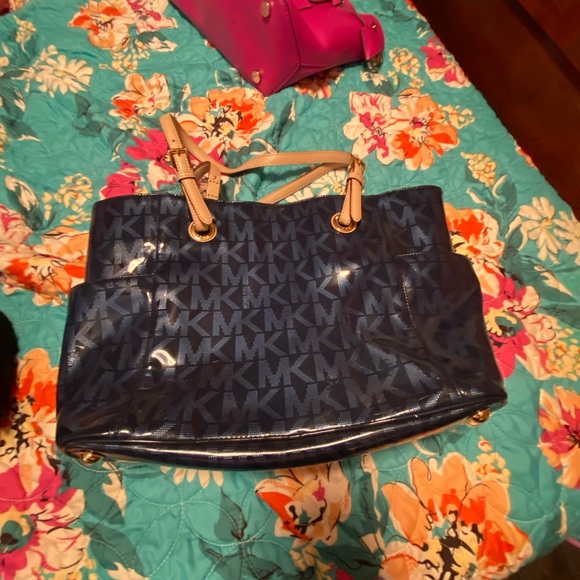 Michael Kors Large Navy Patent Jetset Bag - Picture 4 of 4
